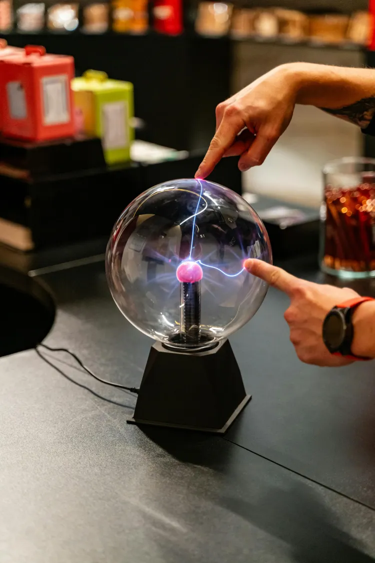 Elektra ir magnetizmas. Elektros krūviai ir jų sąveika. 8 klasė.